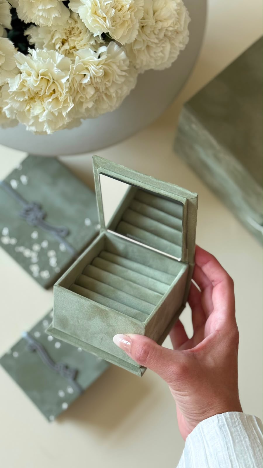 Ring box with mirror